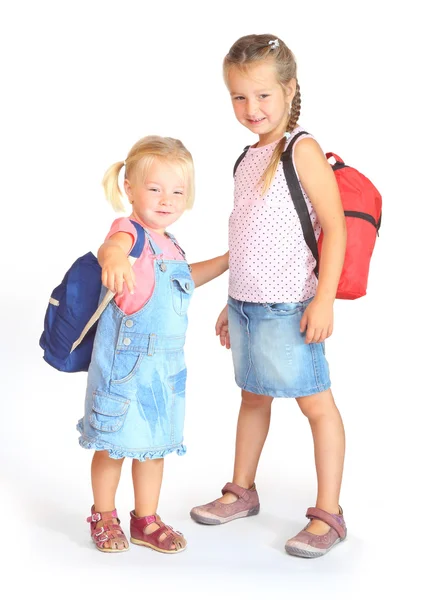 Två systrar med skolväskor — Stockfoto