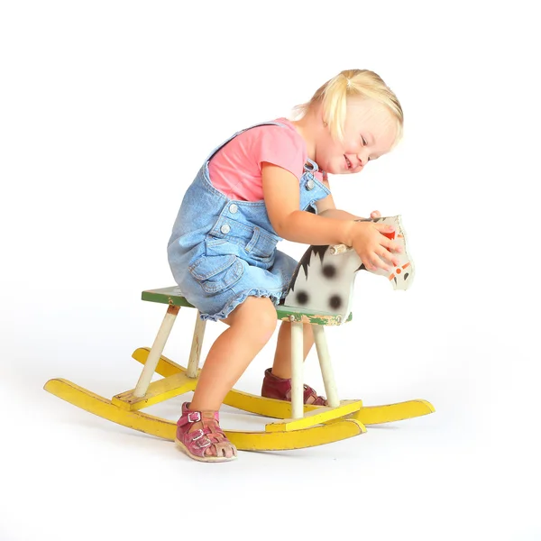 Menina brincando com seu pequeno pônei . — Fotografia de Stock