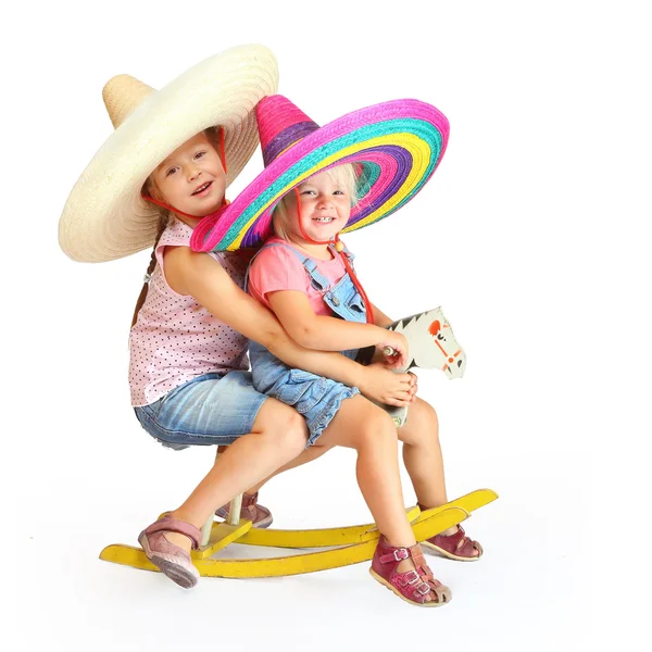 Dos niñas con sombrero mexicano . — Foto de Stock