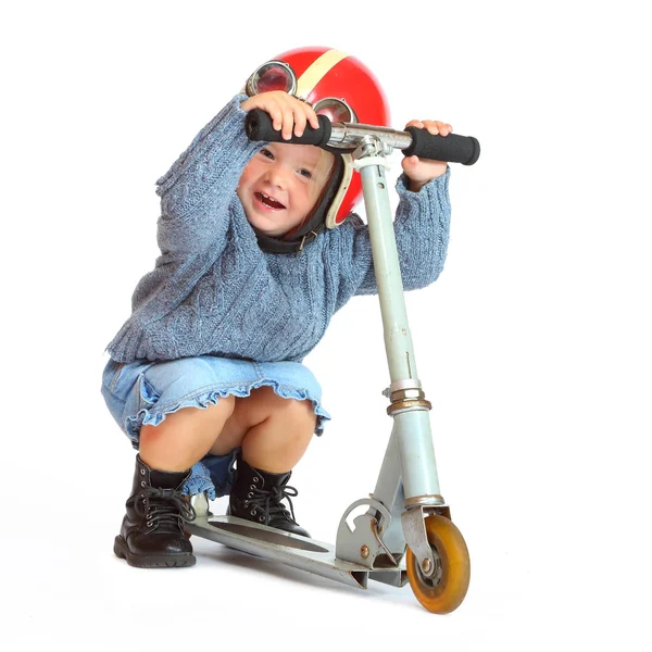 Niña montando a sus hijos scooter . — Foto de Stock