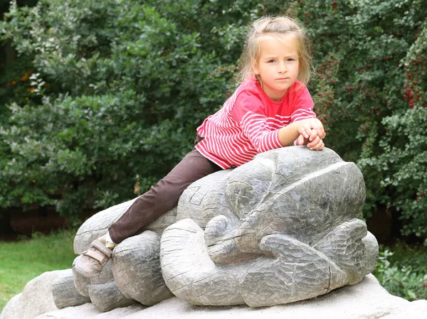 Μικρό κορίτσι στο πάρκο — Φωτογραφία Αρχείου