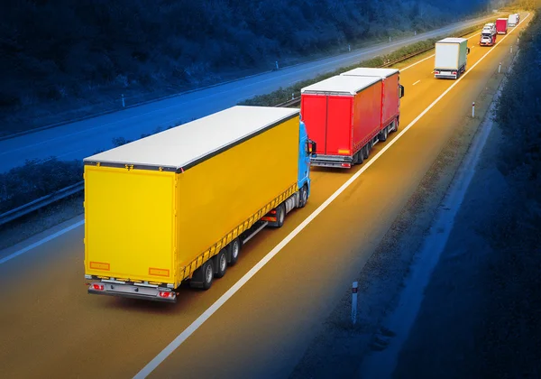 Los camiones en la carretera . — Foto de Stock