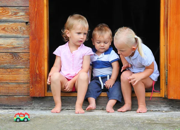 農村住宅の戸口で遊ぶ子供たち. — ストック写真