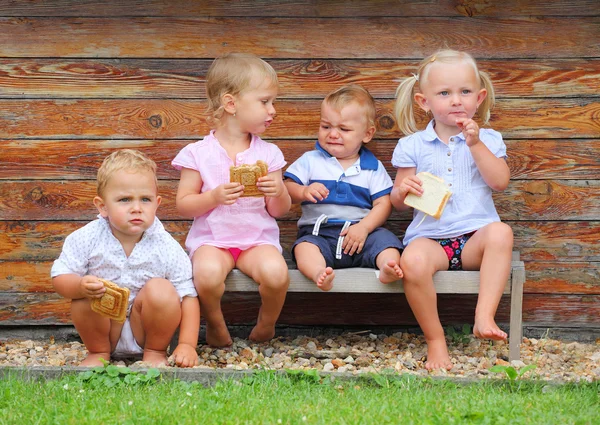 Kinder spielen in der Tür eines ländlichen Hauses. — Stockfoto