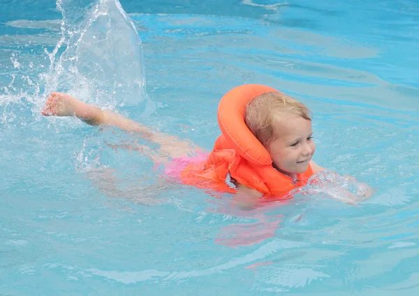 Garçon dans la piscine — Photo