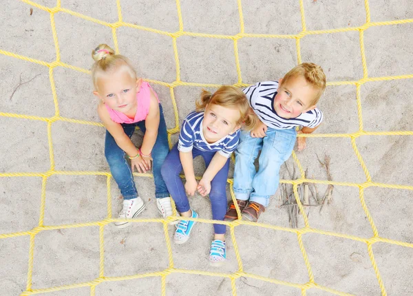 Pequeños amigos en la red . — Foto de Stock