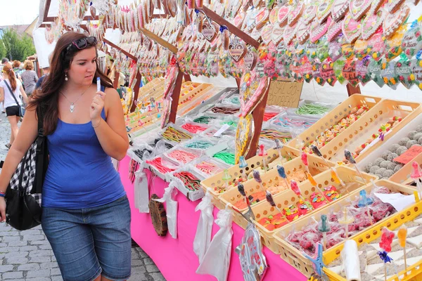 Unbekannte kaufen süße Lebkuchen — Stockfoto