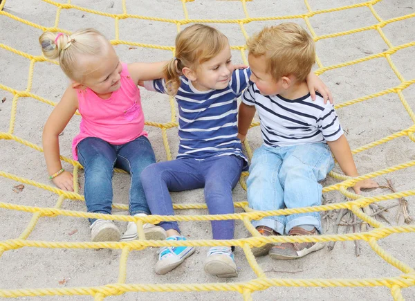 Små vänner på nätet. — Stockfoto