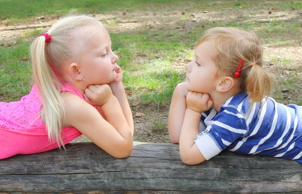 Twee zussen samen. — Stockfoto