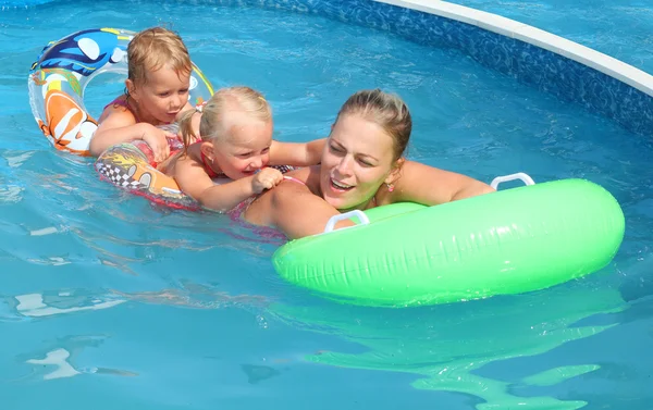 Lycklig familj bada i en pool. — Stockfoto