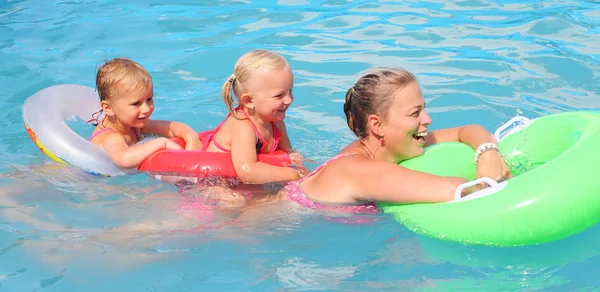 수영장에서 수영 하는 행복 한 가족. — 스톡 사진