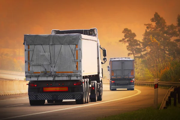 Ciężarówki na autostradzie. — Zdjęcie stockowe