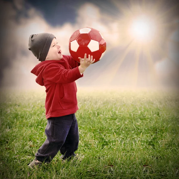 Ragazzino con pallone da calcio giocare all'aperto — Foto Stock