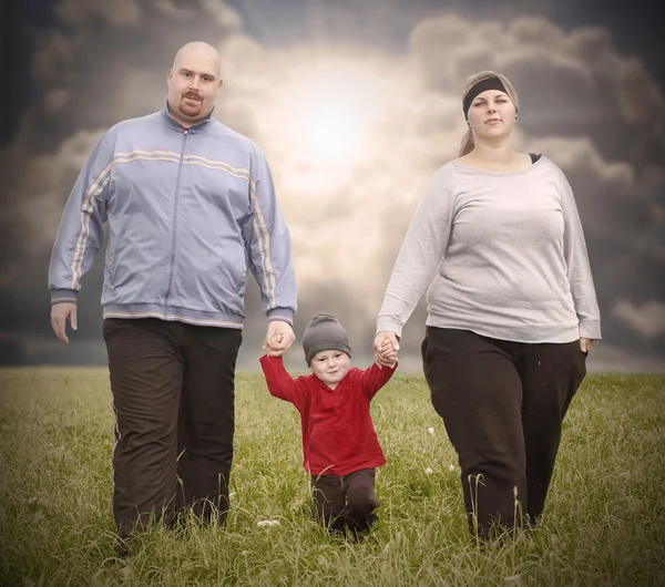 Familia con sobrepeso juntos al aire libre . — Foto de Stock