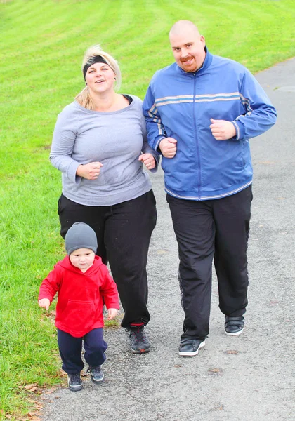 Родители с избыточным весом и сыном бегают вместе . — стоковое фото