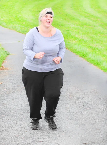 Толстая женщина бегает — стоковое фото