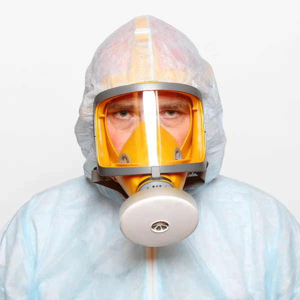 Hombre con ropa protectora con respirador . — Foto de Stock