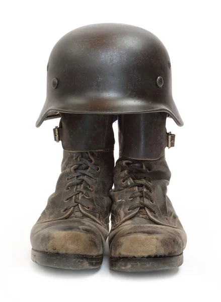 Capacete militar retro e botas — Fotografia de Stock
