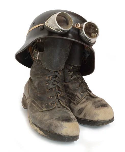 Capacete militar retro e botas — Fotografia de Stock