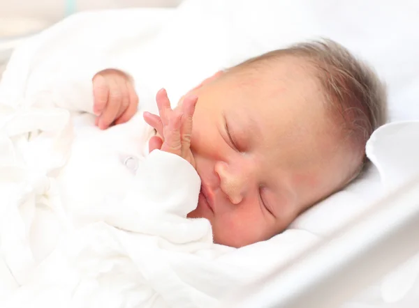 Pasgeboren baby meisje slapen. — Stockfoto