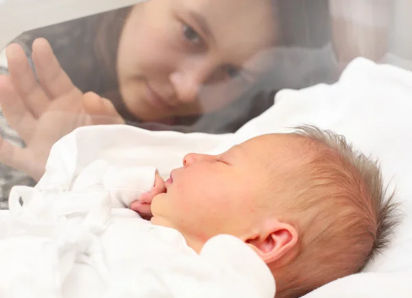 Jovem mãe e seu bebê recém-nascido menina — Fotografia de Stock