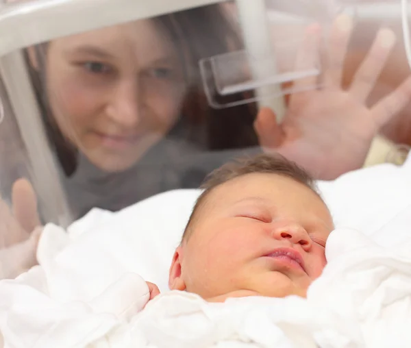 Junge Mutter und ihr neugeborenes Mädchen — Stockfoto