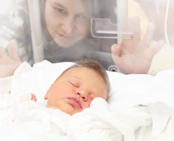Jonge moeder en haar pasgeboren babymeisje — Stockfoto