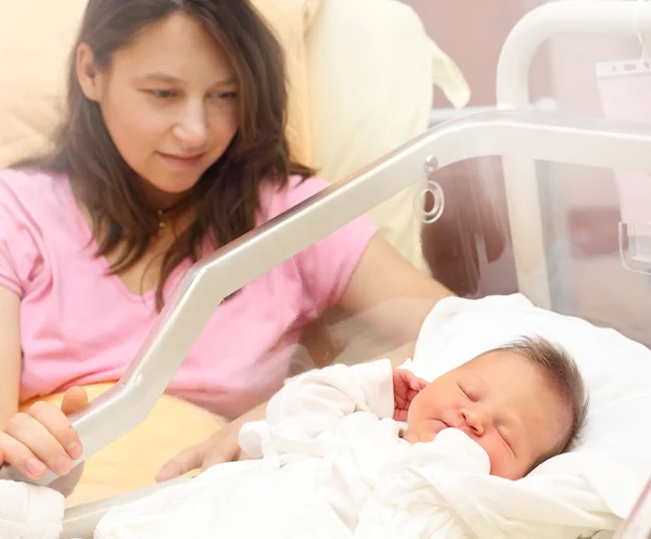 Junge Mutter und ihr neugeborenes Mädchen — Stockfoto