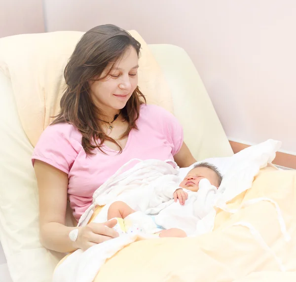 Jovem mãe e seu bebê recém-nascido menina — Fotografia de Stock