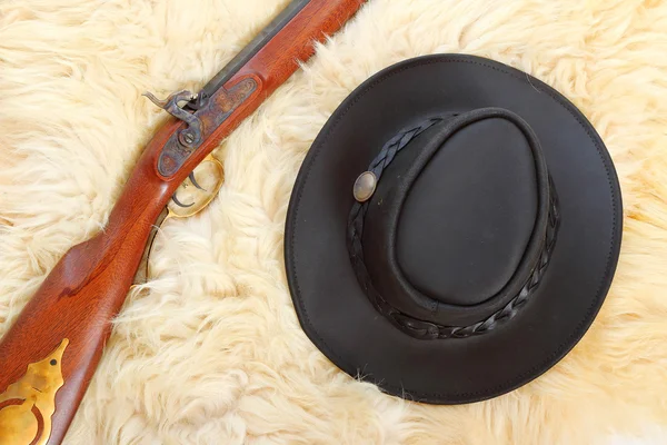 Ковбойская шляпа и охотничий пистолет — стоковое фото
