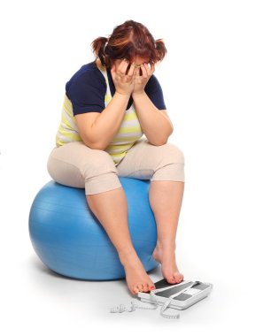 Ölçü birimi teyp ve paketleme makinesi ile depresif kadın.