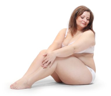 bir bikini giymiş şişman kadın.