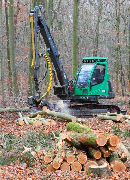 La mietitrice che lavora in una foresta — Foto Stock