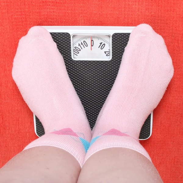 Mujer con sobrepeso en una máquina de pesaje de estilo retro —  Fotos de Stock