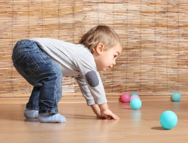 Küçük çocuk oyuncak bloklarla oynama.