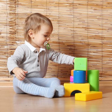 Küçük çocuk oyuncak bloklarla oynama.