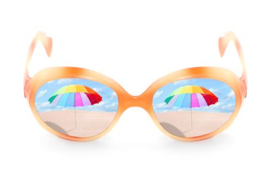 Plaj yansıması ile güneş gözlüğü.