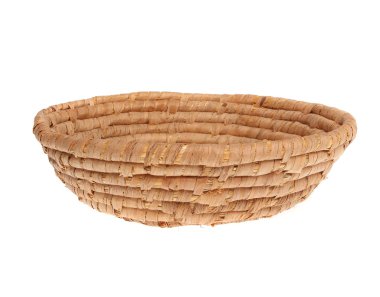 beyaz zemin üzerinde bir boş hasır çanak.