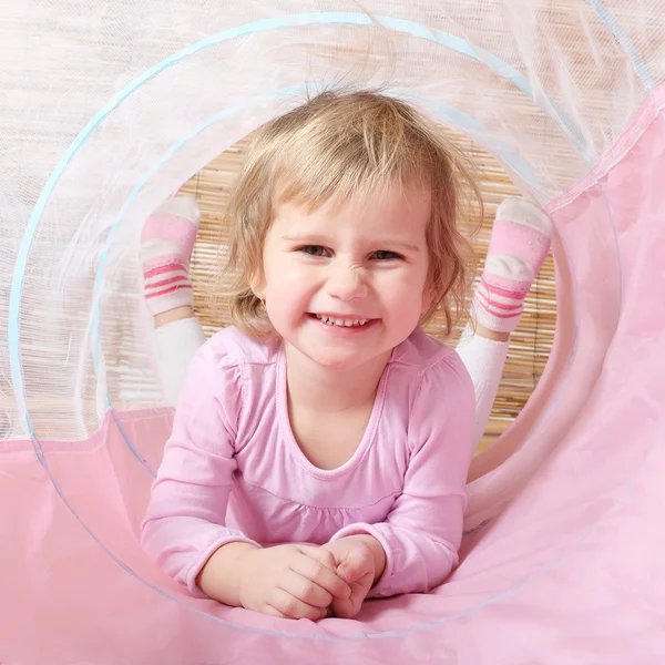 Girl playing in her little children house. — Stock Photo, Image