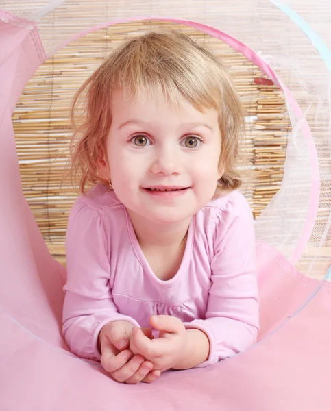 Girl playing in her little children house. — Stock Photo, Image