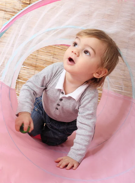 Pojke spelar i sitt lilla barn hus. — Stockfoto