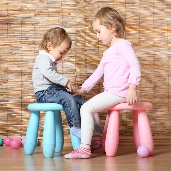 Kleine broers en zussen samen. — Stockfoto