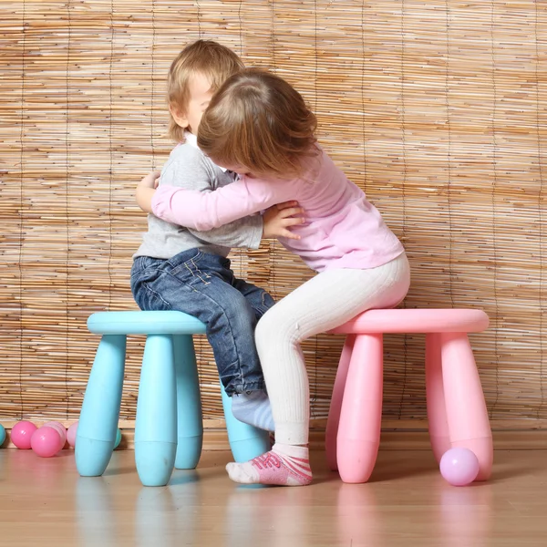 Hermanos pequeños juntos . — Foto de Stock