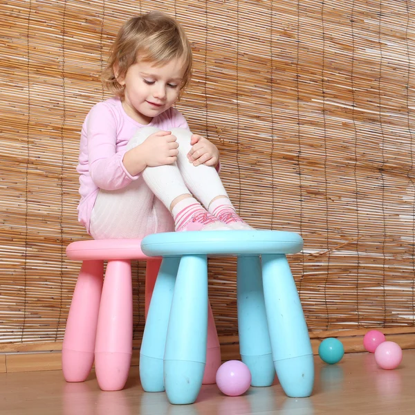 Niño preocupado sentado en una silla . — Foto de Stock