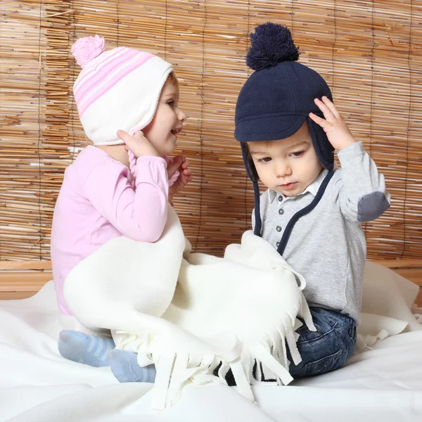 Niños pequeños vestidos con prendas de punto calientes — Foto de Stock