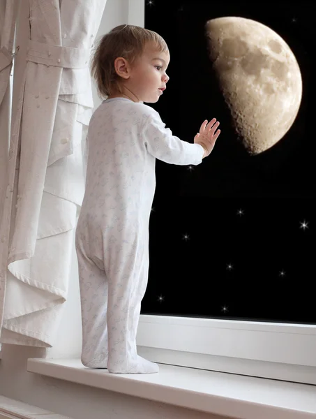 Petit garçon attendant le Père Noël pendant la veille de Noël . — Photo