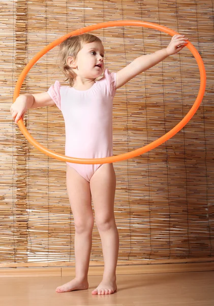 Niña sosteniendo hula hoop . — Foto de Stock