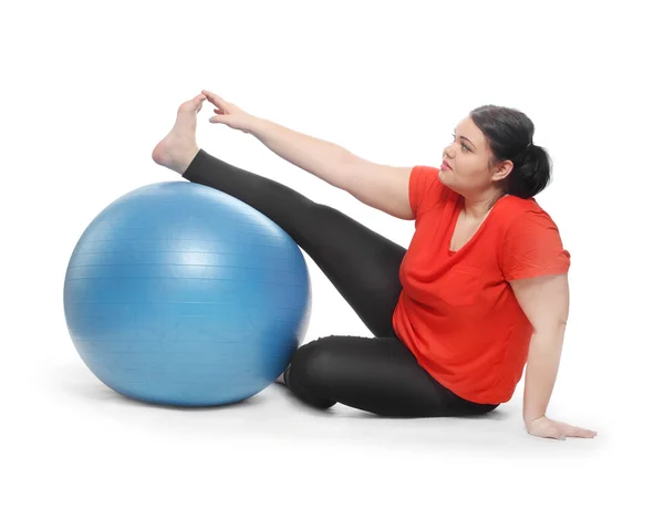 Mujer con sobrepeso haciendo ejercicio . — Foto de Stock