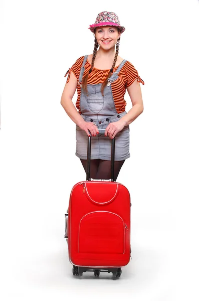 Девушка собирается в отпуск со своим чемоданом . — стоковое фото