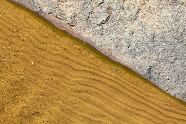 石头和沙子在湖边 — 图库照片